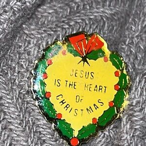 ❤️5 for $15 Christmas Heart Pin with Holly Design